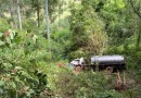 Motorista fica gravemente ferido após tombar caminhão de leite no interior