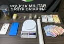 Dupla é detida após drogas serem encontradas em veículo e em residência