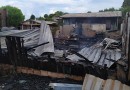 Casa é totalmente destruída em incêndio
