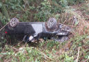 Motorista fica ferido após saída de pista seguida de capotamento na SC-157