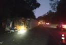 Carreta carregada com 30 toneladas de carne tomba na BR-282 entre SMOeste e Maravilha