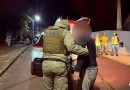 Homem embriagado é preso após atropelar e prensar amigo contra muro com caminhonete