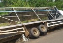 Caminhão sai da pista e tomba no Oeste de SC