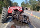 Trator se parte ao meio após ser atingido por caminhão em SC