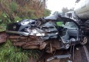 Colisão entre carro e caminhão deixa um morto e dois feridos na SC-155