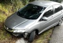 Condutor perde controle e veículo sai da pista