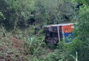 Caminhão capota em ribanceira na SC-161