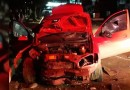 Carro bate contra poste e motorista fica gravemente ferido