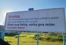 Homem manda recado para amada com outdoor em SC: ‘não tem terapia que me faça voltar a sorrir’