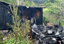 Bombeiros combatem incêndio em residência de madeira