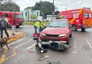 Colisão entre carro e moto deixa dois jovens feridos no centro