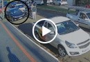 Mulher perde o controle e bate em carro estacionado