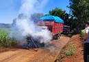 Bombeiros combatem incêndio em caminhão que transportava maravalha