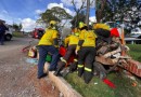 Carro colide contra poste e condutor fica preso nas ferragens no interior
