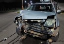 Veículo colide contra poste na Av. Willy Barth na madrugada deste sábado