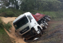 Carreta com trigo tomba às margens da BR-282