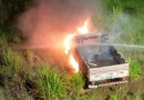 Camionete é consumida por incêndio no interior