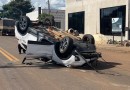 Condutora perde controle, atropela pedestre, bate em outros dois carros e capota