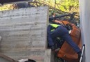 Mulher fica gravemente ferida após capotar trator e cair de ribanceira