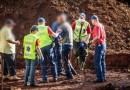 Bombeiros resgatam trabalhador que caiu em buraco com mais de quatro metros de profundidade