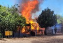 Residência mista pega fogo e é totalmente destruída