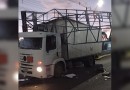 Caminhão danifica portal no acesso a ponte estreita, recém construído