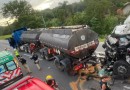 Grave acidente com três caminhões complica trânsito na BR-101