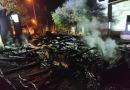 Casa fica destruída ao pegar fogo em Palmitos