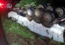 Saída de pista resulta em tombamento de caminhão na PR-158