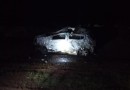 Homem fica gravemente ferido após veículo capotar e incendiar