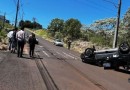 Jeep capota sobre a via após colisão