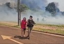 Policial entra em residência para resgatar moradora e cão durante incêndio
