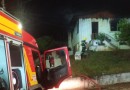 Bombeiros levam 3 horas para combater incêndio em residência
