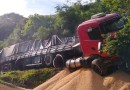 Motorista joga caminhão em barranco após ficar sem freio na PR-182