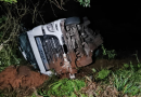 Caminhão sai da pista e tomba na BR-282 em Ponte Serrada