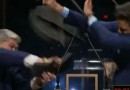 Datena agride Pablo Marçal com cadeirada durante debate em São Paulo