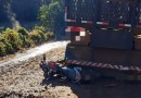 Adolescente de 15 anos sofre ferimentos graves após colidir moto em caminhão