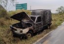 Veículo é destruído por incêndio