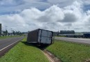 Contrabandista tomba caminhão ao fugir da polícia na BR 277 no Paraná