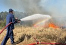 Bombeiros controlam rapidamente incêndio em vegetação próximo a escola