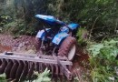Mulher fica ferida após trator sair da pista e despencar ribanceira em São João do Oeste