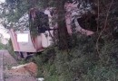 Caminhão sai de pista e se choca contra árvores na SC-163