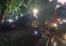 Saída de pista seguida de colisão contra árvore deixa um ferido preso às ferragens na BR-282