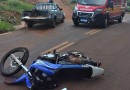 Motociclista vai parar dentro da carroceria de picape após colisão frontal
