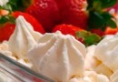 Aprenda a fazer um delicioso Pavê de Morango com leite ninho e bolacha de maizena