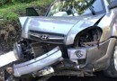 Colisão de carro contra barranco deixa mulher ferida na BR-282