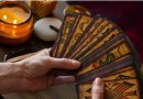 Escolha uma carta e descubra o que o tarot revela sobre o amor para você