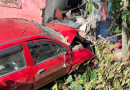 Homem morre após carro colidir contra residência em rodovia estadual; idoso também é atingido