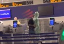 Enrolado em plástico filme, homem tenta se despachar em aeroporto nos EUA