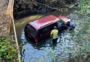 Motorista perde controle e carro cai em rio no interior do município